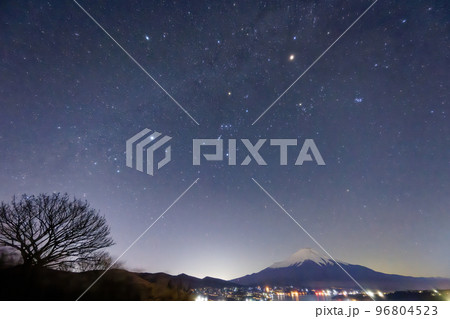 高指山から見る星空と富士山・山中湖の夜景 高指山から見る星空と富士山・山中湖の夜景 96804523