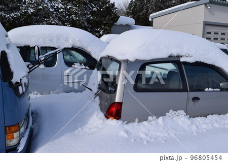 大雪で埋もれてしまった車 96805454