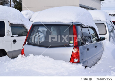 大雪で埋もれてしまった車 96805455