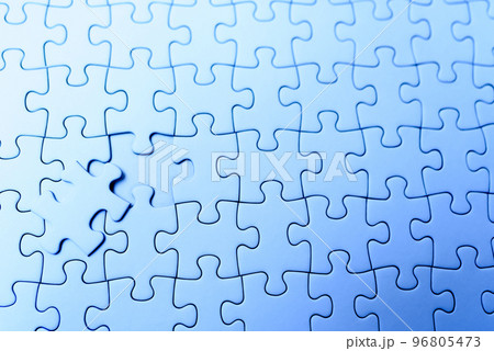 ジグソーパズルの背景テクスチャ　ラストピース　残り1ピース俯瞰　青色 96805473