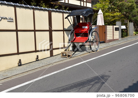 日本の京都府 春の季節の京都市 道路に停車中の人力車 レトロな雰囲気の街並みと建物 日本の京都府 春の季節の京都市 道路に停車中の人力車 レトロな雰囲気の街並みと建物 96806700
