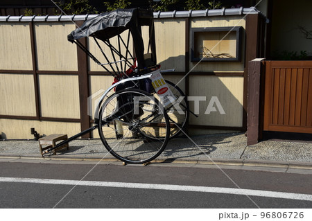 日本の京都府 春の季節の京都市 道路に停車中の人力車 レトロな雰囲気の街並みと建物 日本の京都府 春の季節の京都市 道路に停車中の人力車 レトロな雰囲気の街並みと建物 96806726