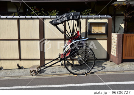 日本の京都府 春の季節の京都市 道路に停車中の人力車 レトロな雰囲気の街並みと建物 日本の京都府 春の季節の京都市 道路に停車中の人力車 レトロな雰囲気の街並みと建物 96806727