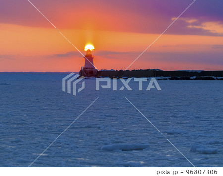 流氷に覆われた根室港に沈む夕日 96807306