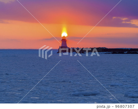 流氷に覆われた根室港に沈む夕日 96807307