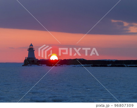 流氷に覆われた根室港に沈む夕日 96807309