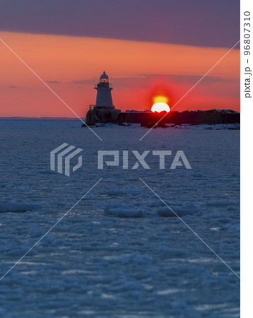 流氷に覆われた根室港に沈む夕日 96807310