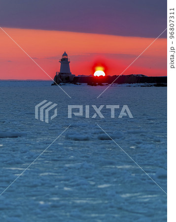 流氷に覆われた根室港に沈む夕日 96807311