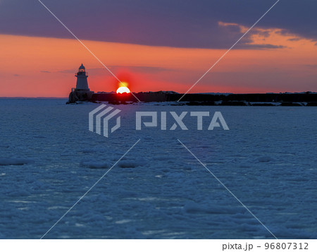 流氷に覆われた根室港に沈む夕日 流氷に覆われた根室港に沈む夕日 96807312