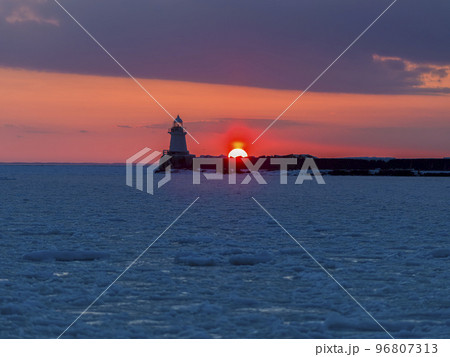 流氷に覆われた根室港に沈む夕日 96807313