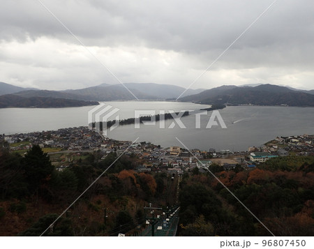 京都府北部の宮津市、日本海の宮津湾にあり、日本三景と言われている特別名勝の天橋立(あまのはしだて) 京都府北部の宮津市、日本海の宮津湾にあり、日本三景と言われている特別名勝の天橋立(あまのはしだて) 96807450