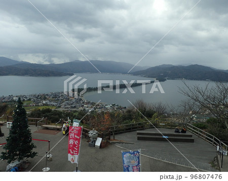京都府北部の宮津市、日本海の宮津湾にあり、日本三景と言われている特別名勝の天橋立(あまのはしだて) 京都府北部の宮津市、日本海の宮津湾にあり、日本三景と言われている特別名勝の天橋立(あまのはしだて) 96807476