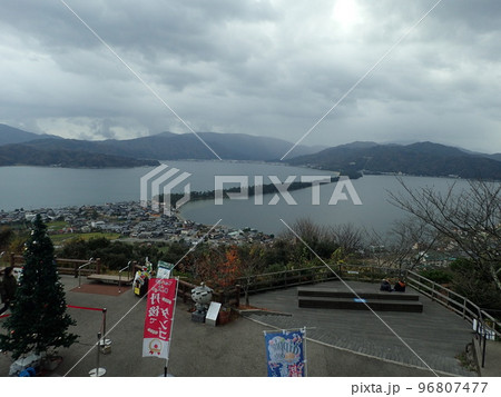京都府北部の宮津市、日本海の宮津湾にあり、日本三景と言われている特別名勝の天橋立(あまのはしだて) 京都府北部の宮津市、日本海の宮津湾にあり、日本三景と言われている特別名勝の天橋立(あまのはしだて) 96807477