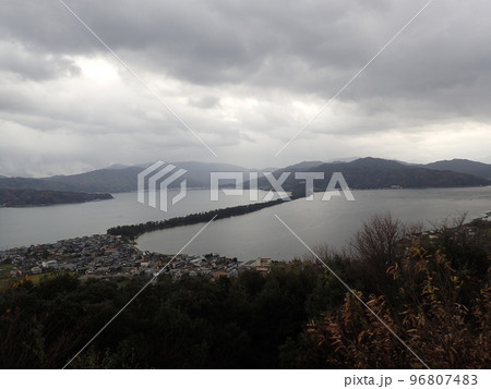 京都府北部の宮津市、日本海の宮津湾にあり、日本三景と言われている特別名勝の天橋立(あまのはしだて) 京都府北部の宮津市、日本海の宮津湾にあり、日本三景と言われている特別名勝の天橋立(あまのはしだて) 96807483
