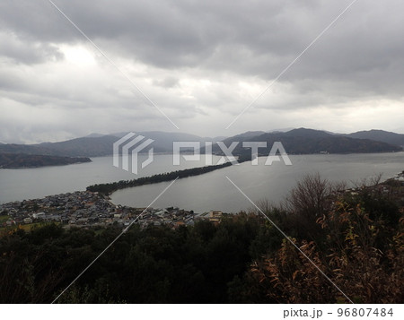 京都府北部の宮津市、日本海の宮津湾にあり、日本三景と言われている特別名勝の天橋立(あまのはしだて) 京都府北部の宮津市、日本海の宮津湾にあり、日本三景と言われている特別名勝の天橋立(あまのはしだて) 96807484