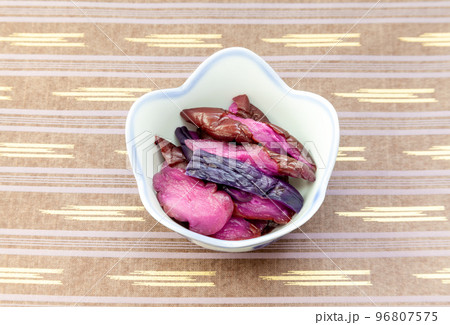 小鉢に盛った柴漬け 小鉢に盛った柴漬け 96807575