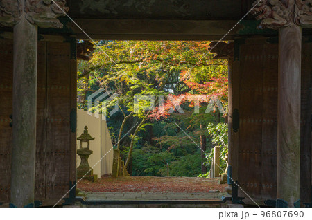 清水寺（福岡県みやま市）の山門 96807690