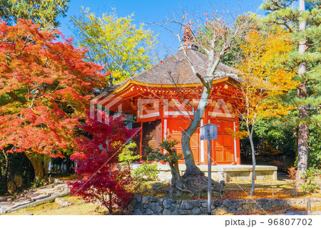 秋の愛染堂 96807702