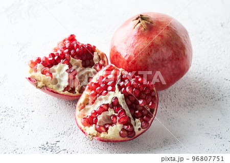 分割したザクロ 96807751