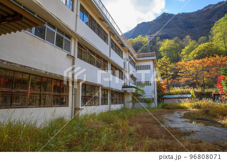 旧足尾町立本山小学校　懐かしの校舎　秋の風景　 96808071