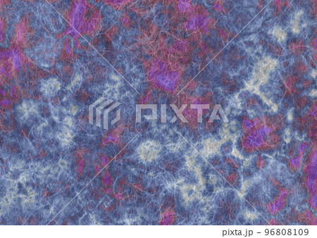 日本の伝統色、紅紫と薄花色の叢雲染め和紙 96808109