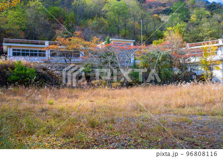 旧足尾町立本山小学校　懐かしの校舎　秋の風景　 96808116