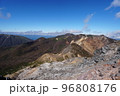 山肌がむき出しの山と晩秋で色付く山の様子 96808176