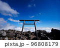 雲海を眼下に聳え立つ山頂付近にある鳥居 96808179