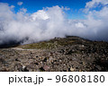 高所から見下ろす、雲がロープウェイ乗り場に迫る様子 96808180