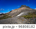 山の斜面に沿って進む登山道の様子 96808182
