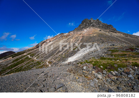 山の斜面に沿って進む登山道の様子 山の斜面に沿って進む登山道の様子 96808182