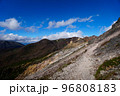 山の斜面に沿って進む登山道の様子 96808183