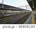 新幹線高架の下にある複数のホームを有する鉄道駅 96808184