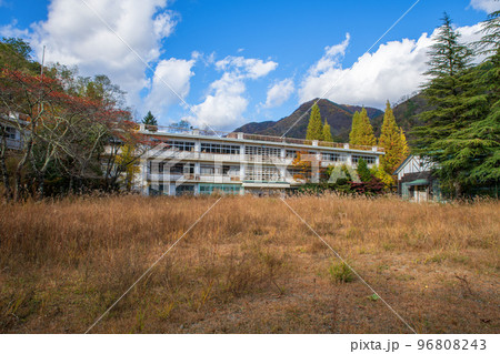 旧足尾町立本山小学校　懐かしの校舎　秋の風景　 96808243