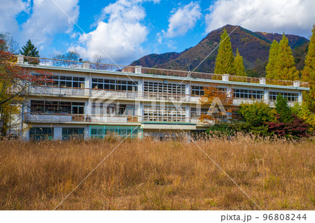旧足尾町立本山小学校　懐かしの校舎　秋の風景　 96808244