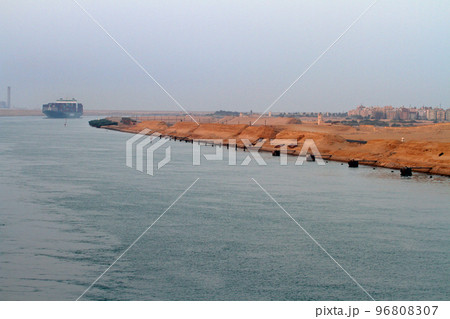 朝霞のスエズ湾航海中の沿岸風景 96808307