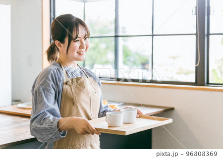 カフェ・キッチンでコーヒーを運ぶホールスタッフ・ウェイトレスのアジア人女性 96808369