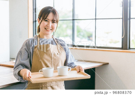 キッチンでエプロン姿で働く家政婦・家事代行・料理代行スタッフのアジア人女性 96808370