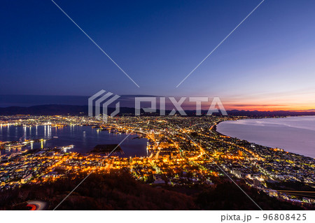 北海道、夜明けの函館市街・11月、日本 北海道、夜明けの函館市街・11月、日本 96808425