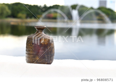 噴水の基で備前とっくりの姿です 96808571