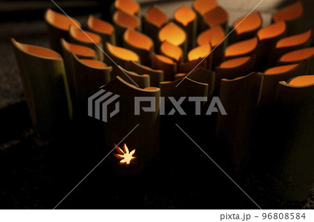 東寺　花のような竹のモニュメント　竹灯り 96808584