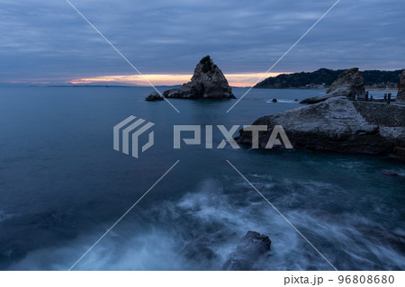 豊岡海岸雀岩の夕景 96808680