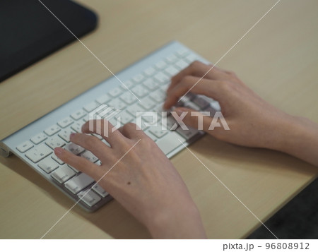 タイピングする女性の手 96808912