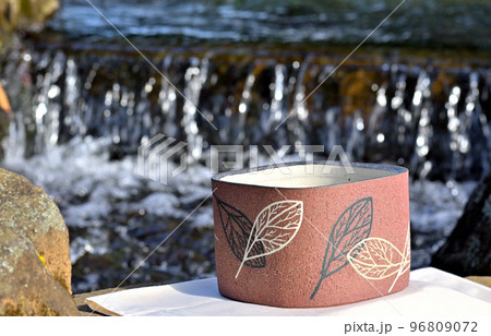 角鉢は花入れに又料理に幅広く利用できます。 96809072