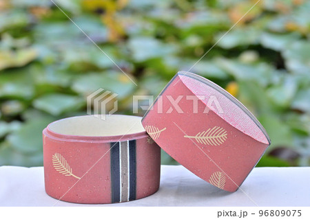 背景は睡蓮の池です。 背景は睡蓮の池です。 96809075