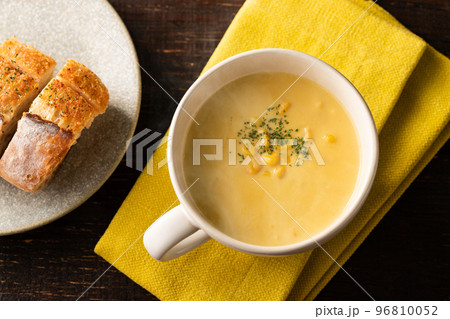 ほんわか湯気が立つ、温かいコーンポタージュスープ 96810052