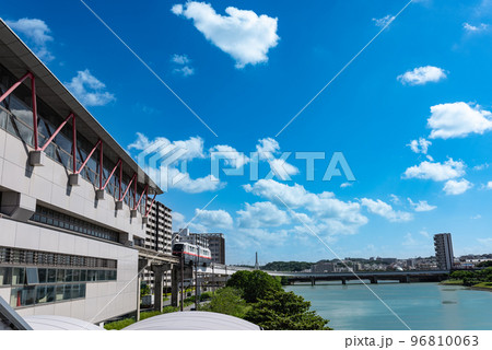 沖縄那覇の沖縄都市モノレール壺川駅と国場川 96810063