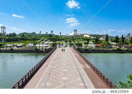 沖縄那覇の奥武山公園と北明治橋 96810064