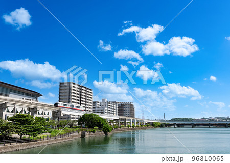 沖縄那覇の沖縄都市モノレールと国場川 96810065
