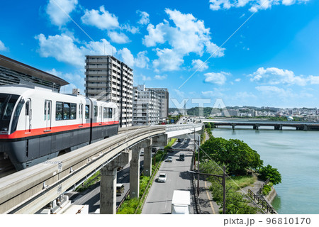 沖縄那覇の沖縄都市モノレール壺川駅と国場川 96810170